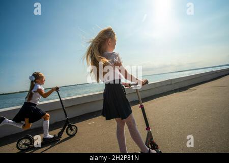 09-01-21 Saratow , Russland. Am 1. September gehen die Kinder in Saratov zur Schule - und an diesem Tag gibt es keinen Unterricht - die Erstklässler eilen am Sa entlang Stockfoto