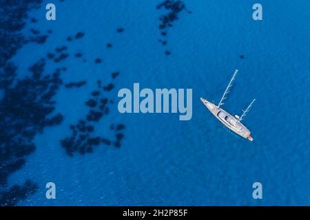 Lefkada, Griechenland. Abgelegener weißer Egremni-Strand mit einsamem Luxus-Yacht-Boot an der türkisfarbenen Bucht am Ionischen Meer Stockfoto