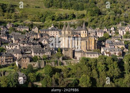 Blick auf das Dorf Conques und die Abteikirche Ste Foy vom Aussichtspunkt Bancarel, Conques, Aveyron, Frankreich Stockfoto