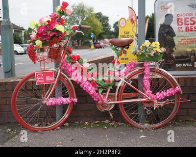 Rainham, Kent, Großbritannien. Oktober 2021. Eines der farbenfrohen „Flower Power Bikes“, die in diesem Jahr an verschiedenen zufälligen Orten rund um Rainham in Kent auftraten. Kredit: James Bell/Alamy Live Nachrichten Stockfoto