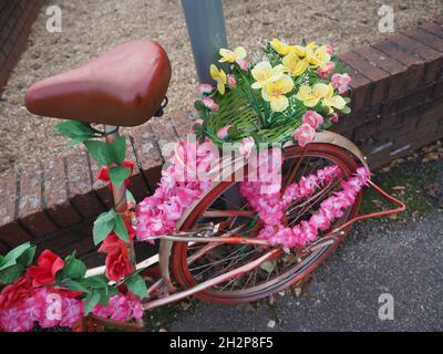 Rainham, Kent, Großbritannien. Oktober 2021. Eines der farbenfrohen „Flower Power Bikes“, die in diesem Jahr an verschiedenen zufälligen Orten rund um Rainham in Kent auftraten. Kredit: James Bell/Alamy Live Nachrichten Stockfoto