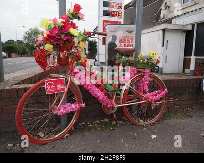 Rainham, Kent, Großbritannien. Oktober 2021. Eines der farbenfrohen „Flower Power Bikes“, die in diesem Jahr an verschiedenen zufälligen Orten rund um Rainham in Kent auftraten. Kredit: James Bell/Alamy Live Nachrichten Stockfoto