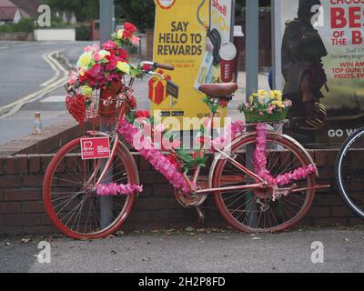 Rainham, Kent, Großbritannien. Oktober 2021. Eines der farbenfrohen „Flower Power Bikes“, die in diesem Jahr an verschiedenen zufälligen Orten rund um Rainham in Kent auftraten. Kredit: James Bell/Alamy Live Nachrichten Stockfoto