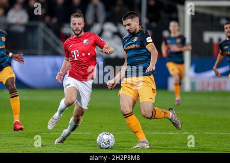 UTRECHT, NIEDERLANDE - 23. OKTOBER: Bart Ramselaar vom FC Utrecht, Ibrahim Dresevic vom SC Heerenveen während des niederländischen Eredivisie-Spiels zwischen dem FC Utrecht und dem SC Heerenveen am 23. Oktober 2021 in Galgenwaard in Utrecht, Niederlande (Foto: Peter Lous/Orange Picts) Stockfoto