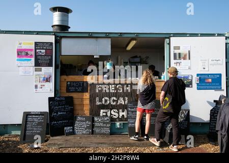 Menschen Kunden kaufen Meeresfrüchte Mahlzeiten Lebensmittel Snacks bei Dungeness Snack Shack Fischhütte Verkauf frischer lokaler Fisch in Kent England Großbritannien Großbritannien KATHY DEWITT Stockfoto