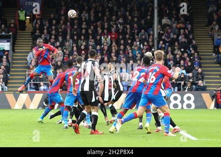 London, Großbritannien. Oktober 2021. Christian Benteke von Crystal Palace punktet, aber das Tor wird vom VAR beim Premier League-Spiel zwischen Crystal Palace und Newcastle United am 23. Oktober 2021 im Selhurst Park, London, England, ausgeschlossen. Foto von Ken Sparks. Nur zur redaktionellen Verwendung, Lizenz für kommerzielle Nutzung erforderlich. Keine Verwendung bei Wetten, Spielen oder Veröffentlichungen einzelner Clubs/Vereine/Spieler. Kredit: UK Sports Pics Ltd/Alamy Live Nachrichten Stockfoto