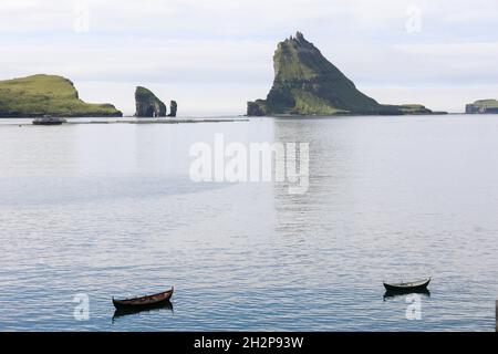 Blick von Bour Dorf Drangarnir und Tindholmur Meer Stapel im Hintergrund, Vagar Insel, Färöer Inseln, Skandinavien, Europa. Stockfoto