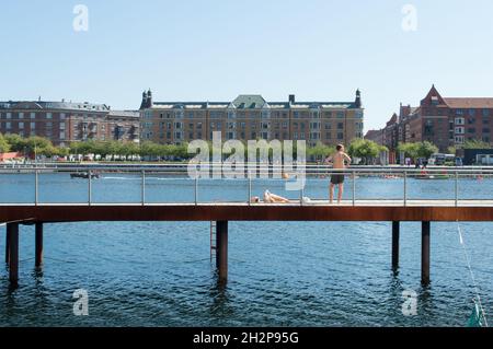 Kopenhagen, Dänemark - 02. Sep 2021: Junge Leute sonnen sich im Stadtzentrum, an der Kalvebod Wave, Kalvebod Brygge Stockfoto