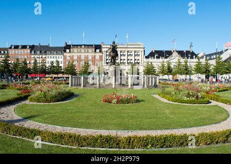 Kopenhagen, Dänemark - 02 Sep 2021: Öffentlicher Platz, Königlicher Neuer Platz, Kongens Nettorv mit der königlichen Reiterstatue von Christian V. Stockfoto