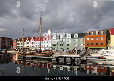 Blick auf den Hafen von Vestaravag, Torshavn, Streymoy, Färöer-Inseln, Skandinavien, Europa. Stockfoto