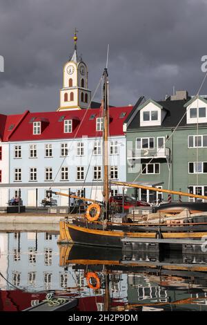 Blick auf den Hafen von Vestaravag, Torshavn, Streymoy, Färöer-Inseln, Skandinavien, Europa. Stockfoto