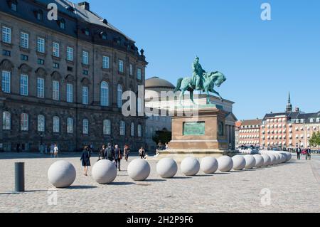 Kopenhagen, Dänemark - 02. Sep 2021: Bronzestatue des dänischen Königs Frederik VII. Vor dem Schloss Christiansborg, dänisches parlamentsgebäude Stockfoto