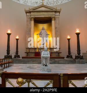 Kopenhagen, Dänemark - 02. Sep 2021: Die Christusstatue und das wunderschöne Taufbecken von Bertel Thorvaldsen im Inneren der Frauenkirche Stockfoto