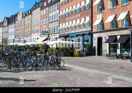 Kopenhagen, Dänemark - 02 Sep 2021: Historische Backsteingebäude und geparkte Fahrräder am Gammel Strand, alte Straße im Zentrum Stockfoto