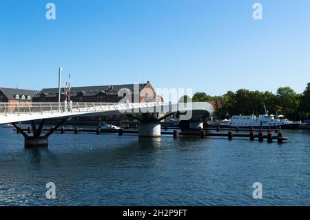 Kopenhagen, Dänemark - 02 Sep 2021: Moderne futuristische Brücke Lille Langebro, Fußgänger- und Fahrradbrücke Stockfoto