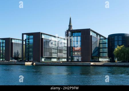 Kopenhagen, Dänemark - 02. Sep 2021: Skatteministeriet Department, Ministerium für Steuern, Regierungsamt Moderne Gebäude und Kirchturm Stockfoto