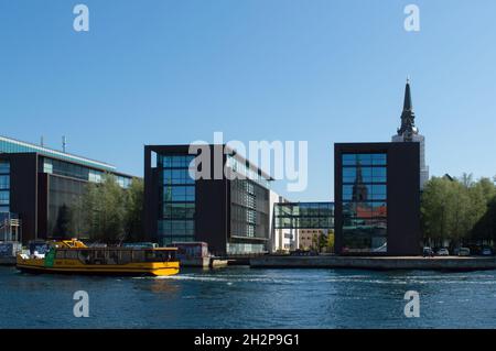 Kopenhagen, Dänemark - 02. Sep 2021: Skatteministeriet Department, Ministerium für Steuern, Regierungsamt Moderne Gebäude und Kirchturm Stockfoto