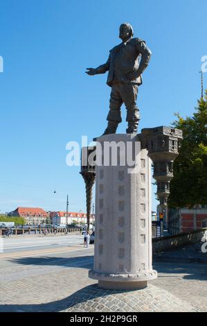 Kopenhagen, Dänemark - 02. Sep 2021: Bronzestatue des dänischen Königs Christian IV. Vor dem ehemaligen Börsengebäude Borsen Stockfoto