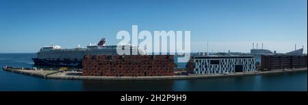 Kopenhagen, Dänemark - 31. August 2021: Panoramablick auf den modernen Langelinie Pier mit Luxuskreuzfahrtschiff Stockfoto