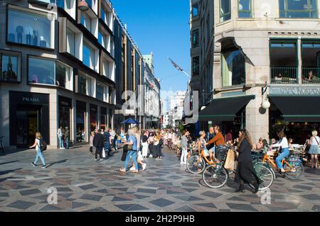 Kopenhagen, Dänemark - 02 Sep 2021: Überfüllte Stroget-Straße im Stadtzentrum, luxuriöse Einkaufsstraße Stockfoto