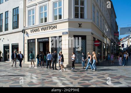 Kopenhagen, Dänemark - 02. Sep 2021: Junge Menschen warten in der Schlange, um den Louis Vuitton Shop im Stadtzentrum zu betreten Stockfoto