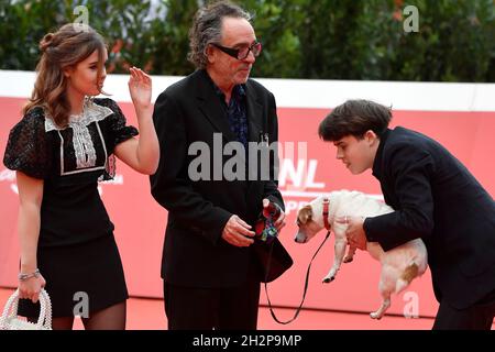 Rom, Italien. Oktober 2021. Nell Burton, Tim Burton und Billy-Ray Burton und ihr Hund besuchen während der 16. Ausgabe des Rome Film Fest einen roten Teppich in enger Begegnung. Rom (Italien), 23. Oktober 2021 Foto Andrea Staccioli/Insidefoto Kredit: Insidefoto srl/Alamy Live News Stockfoto