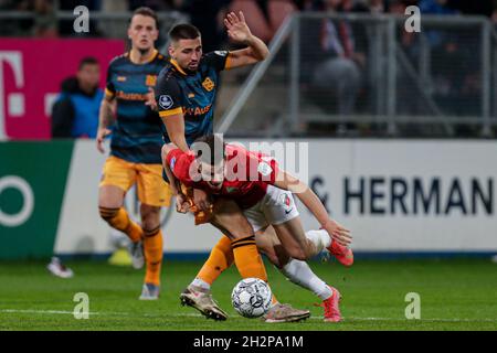 UTRECHT, NIEDERLANDE - 23. OKTOBER: Ibrahim Dresevic vom SC Heerenveen, Anastasios Douvikas vom FC Utrecht während des niederländischen Eredivisie-Spiels zwischen dem FC Utrecht und dem SC Heerenveen am 23. Oktober 2021 in Galgenwaard in Utrecht, Niederlande (Foto: Peter Lous/Orange Picts) Stockfoto