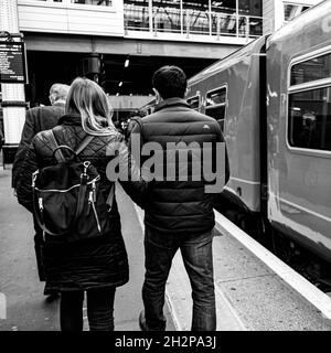 Anonyme Frauen und Männer Passagiere, die einen Südwestzug am Bahnhof Waterloo in London, England, verlassen oder aussteigen Stockfoto