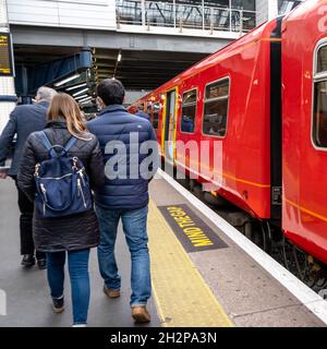 Anonyme Frauen und Männer Passagiere, die einen Südwestzug am Bahnhof Waterloo in London, England, verlassen oder aussteigen Stockfoto