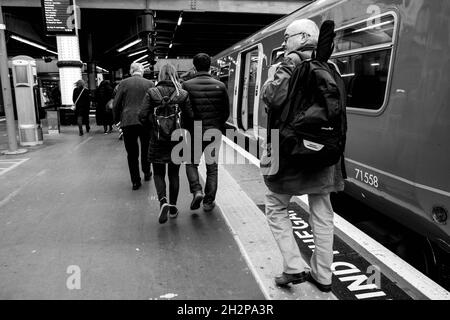 Anonyme Frauen und Männer Passagiere, die einen Südwestzug am Bahnhof Waterloo in London, England, verlassen oder aussteigen Stockfoto