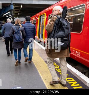 Anonyme Frauen und Männer Passagiere, die einen Südwestzug am Bahnhof Waterloo in London, England, verlassen oder aussteigen Stockfoto