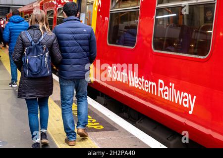 Anonyme Frauen und Männer Passagiere, die einen Südwestzug am Bahnhof Waterloo in London, England, verlassen oder aussteigen Stockfoto