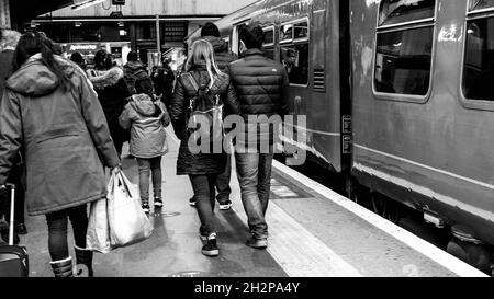 Anonyme Frauen und Männer Passagiere, die einen Südwestzug am Bahnhof Waterloo in London, England, verlassen oder aussteigen Stockfoto