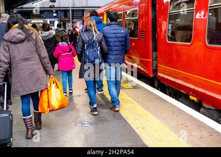 Anonyme Frauen und Männer Passagiere, die einen Südwestzug am Bahnhof Waterloo in London, England, verlassen oder aussteigen Stockfoto