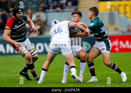 23. Oktober 2021; Mattioli Woods Welford Road Stadium, Leicester, England; Gallagher Premiership Rugby, Leicester Tigers versus Sale Sharks; Kieran Wilkinson von Sale Sharks wird von der Leicester Tigers Verteidigung gestoppt Stockfoto