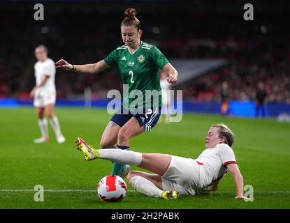 Rebecca McKenna (links) aus Nordirland und Lauren May Hemp aus England kämpfen beim Qualifikationsspiel der FIFA Frauen-Weltmeisterschaft 2023 im Wembley Stadium, London, um den Ball. Bilddatum: Samstag, 23. Oktober 2021. Stockfoto