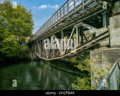 Die Fischbauchbrücke in Wuppertal-Beyenburg ist ein riesiges Kulturdenkmal, das an die industriellen Ursprünge der Stadt erinnert. Stockfoto