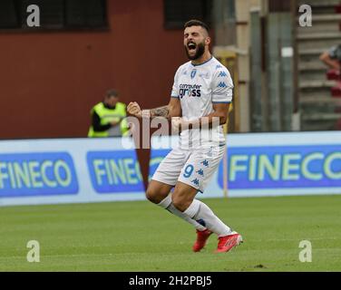 Arechi Stadium, Salerno, Italien. Oktober 2021. Serie A Fußball, Salernitana gegen Empoli : Patrick Cutrone von Empoli feiert nach dem Tor für 2-0 in der 11. Minute Kredit: Action Plus Sport/Alamy Live News Stockfoto