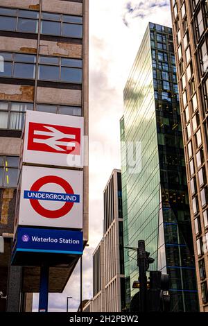 Moderne Hochhäuser für Büro- und Wohngebäude in London mit Einem Schild der Waterloo U-Bahn-Station „Sign Post“ und „No People“ Stockfoto