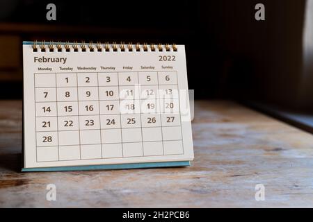 Monatsblatt: Februar 2022 Papierkalender auf dem Holztisch Stockfoto