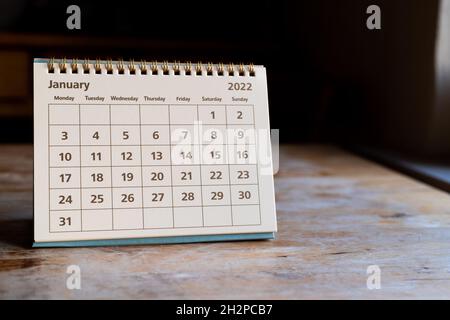 Monatsblatt: Januar 2022 Papierkalender auf dem Holztisch Stockfoto