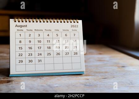 Monatsblatt: August 2022 Papierkalender auf dem Holztisch Stockfoto