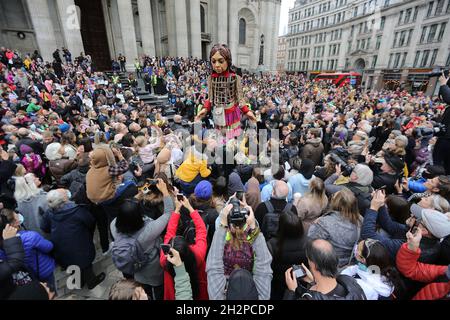 London, England, Großbritannien. Oktober 2021. „Little Amal“ kommt in der Londoner St. Paul's Cathedral an, um von Kindern und Vertretern verschiedener Religionen begrüßt zu werden. Die 3.5 Meter hohe Marionette, die ein syrisches Mädchen darstellt, hat ihre 8.000 km lange Reise durch Europa fast abgeschlossen, beginnend in Gaziantep, Türkei, und ihren Höhepunkt Anfang November in Manchester, England. (Bild: © Tayfun Salci/ZUMA Press Wire) Stockfoto