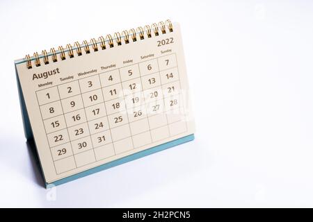 Kalender August 2022: Monatsseite auf weißem Hintergrund isoliert Stockfoto