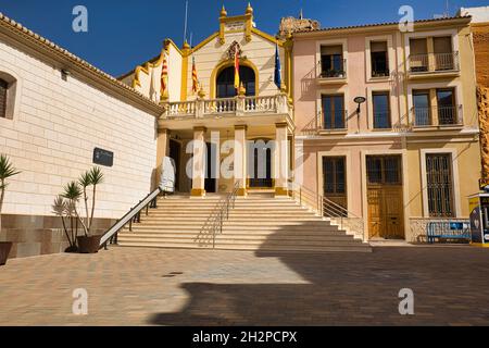 Ansicht des Gebäudes des Gemeindeamtes von Busot, Spanien in der Provinz Alicante.Horizontale Ansicht.Rathaus von Busot Stockfoto