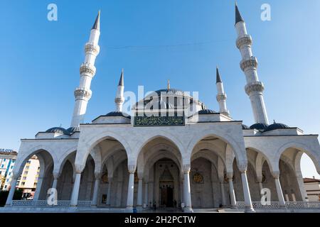 Ankara, Türkei - 2021. Oktober: Melike Hatun Moschee in Ankara, Türkei. Die Moschee wurde 2017 in der Altstadt von Ankara eröffnet. Stockfoto