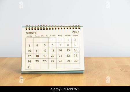 Januar 2022 Kalender auf einem Holztisch Stockfoto