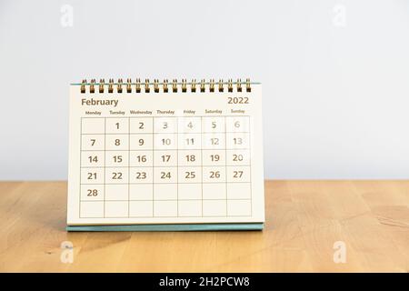 2022. Februar Kalender auf einem Holztisch Stockfoto