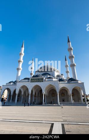 Ankara, Türkei - 2021. Oktober: Melike Hatun Moschee in Ankara, Türkei. Die Moschee wurde 2017 in der Altstadt von Ankara eröffnet. Stockfoto