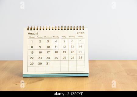 Kalender August 2022 auf einem Holztisch Stockfoto